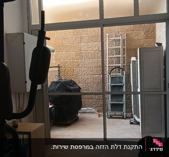 חלון אלומיניום עם מסגרת ומסילות